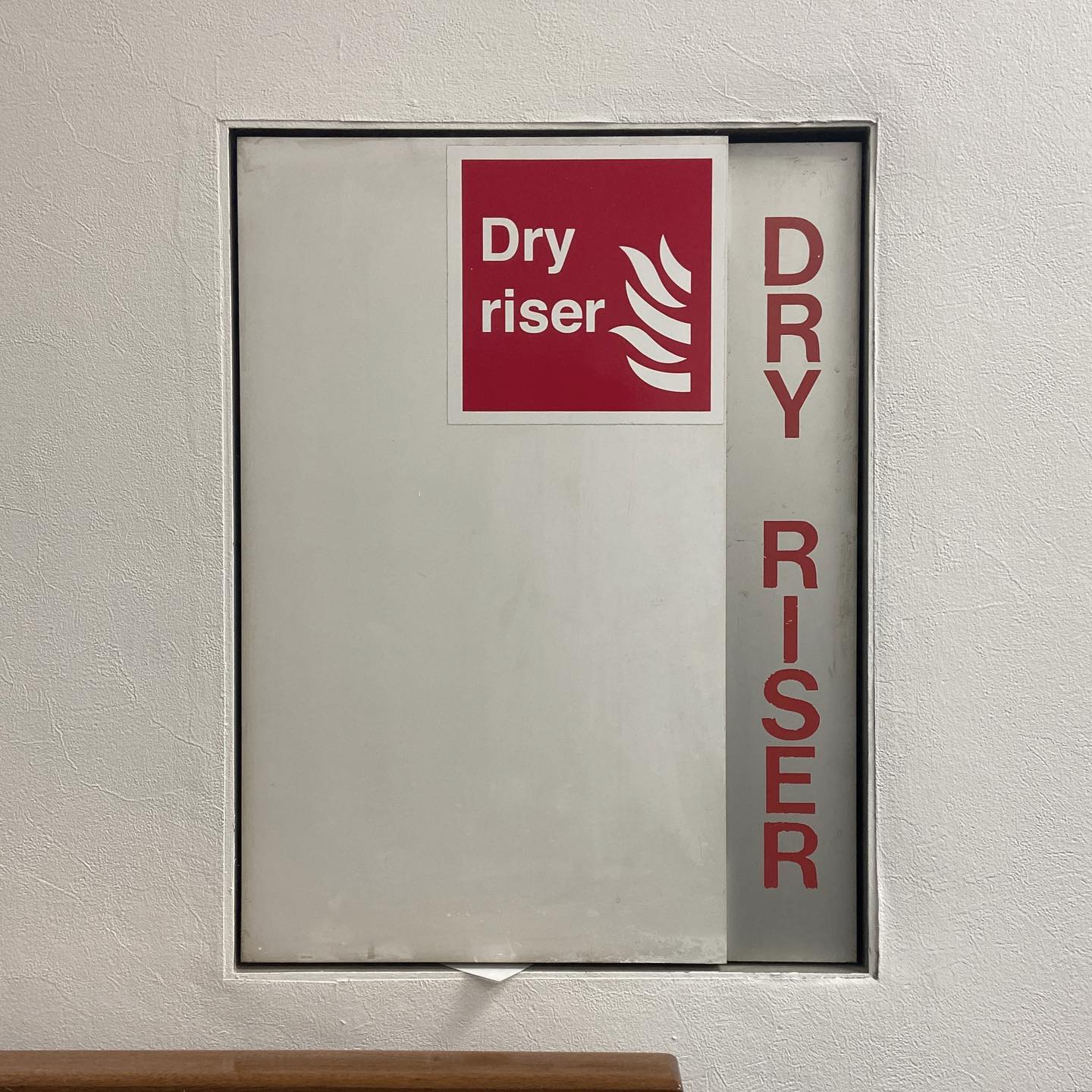 Dry riser (flames) D R Y R I S E R
